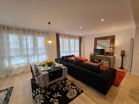 Living room, Seating area, Dining area