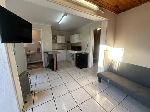 TV and multimedia, Kitchen or kitchenette, Living room, Seating area, Dining area, oven, stove