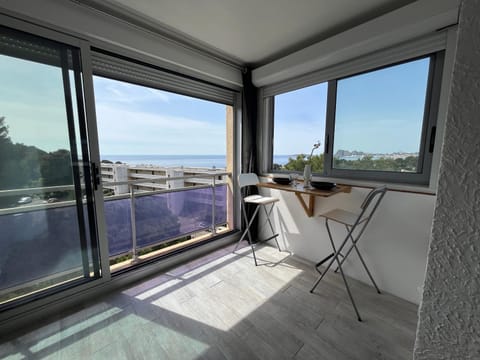 Day, Natural landscape, View (from property/room), Balcony/Terrace, Seating area, Dining area, Sea view