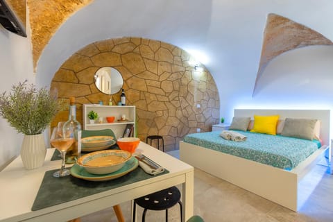 Bed, TV and multimedia, Photo of the whole room, Dining area