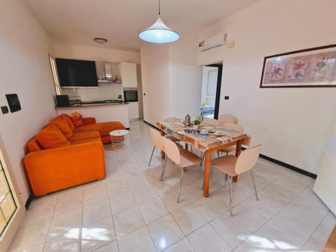 Communal lounge/ TV room, TV and multimedia, Kitchen or kitchenette, Living room, Seating area, Dining area, Evening entertainment, oven, air conditioner