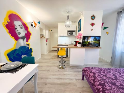 Bed, TV and multimedia, Kitchen or kitchenette, Photo of the whole room, Bedroom
