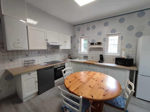 Kitchen or kitchenette, oven, pet friendly, toaster