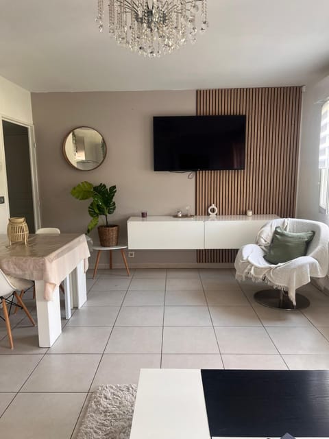 Appartement rénové , Climatisé, Terrasse, Parking en sous sol Apartment in Nice