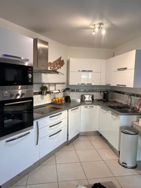 Appartement rénové , Climatisé, Terrasse, Parking en sous sol Apartment in Nice