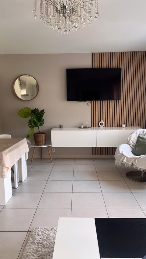 Appartement rénové , Climatisé, Terrasse, Parking en sous sol Apartment in Nice