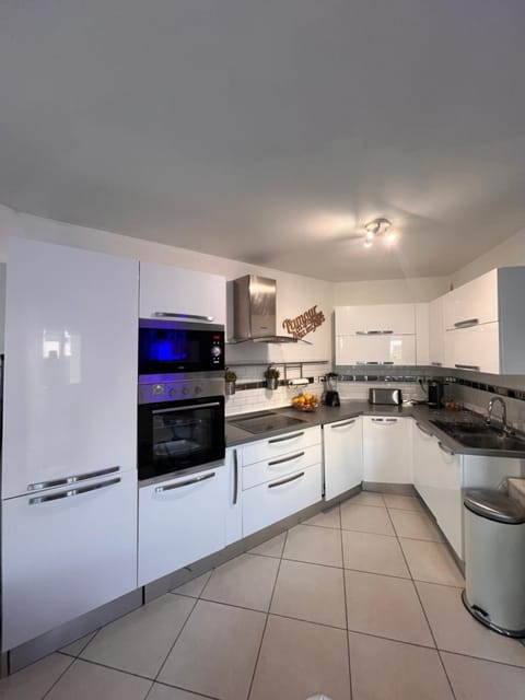 Appartement rénové , Climatisé, Terrasse, Parking en sous sol Apartment in Nice