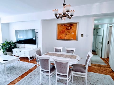 TV and multimedia, Living room, Seating area, Dining area