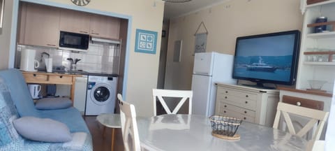 TV and multimedia, Coffee/tea facilities, Kitchen or kitchenette, Living room, Dining area, Windsurfing, oven, stove