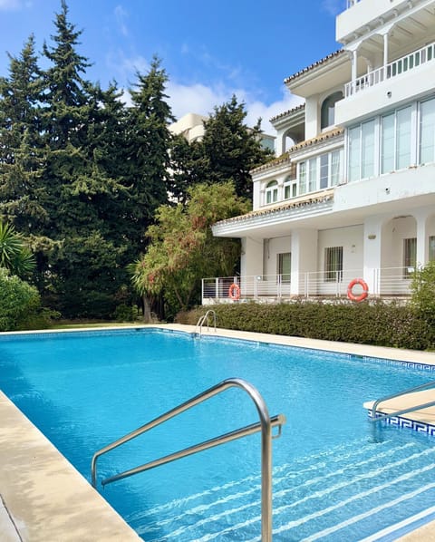 Property building, Swimming pool, sunbed