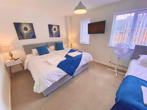Bed, TV and multimedia, Bedroom