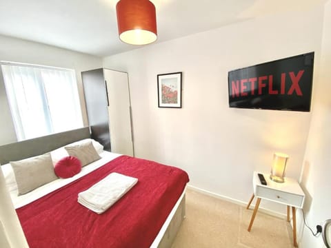 Bed, TV and multimedia, Bedroom, towels