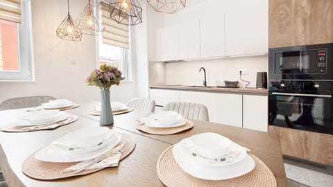 Kitchen or kitchenette, Dining area