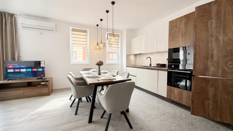 TV and multimedia, Kitchen or kitchenette, Dining area, air conditioner