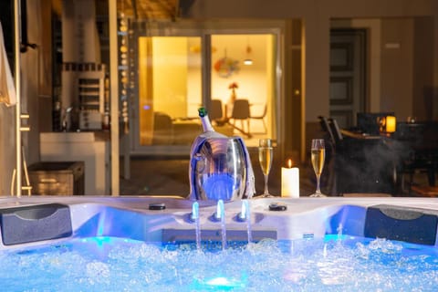 Patio, People, Natural landscape, Hot Tub, Hot Tub, Spa and wellness centre/facilities, Guests, Pool view