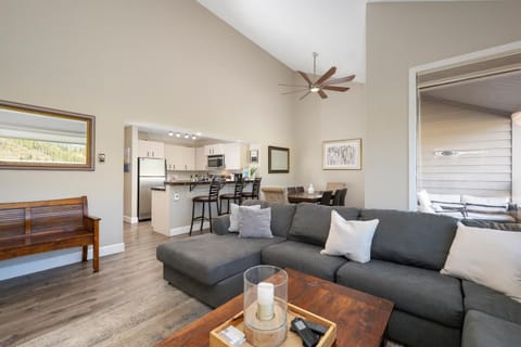 Day, Kitchen or kitchenette, Living room, Seating area, Dining area, furniture