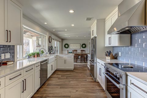 Lakefront Family Home for 12 w Picturesque Views & Patio House in Granite Shoals