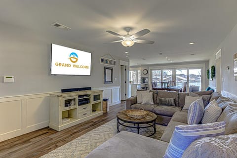 Lakefront Family Home for 12 w Picturesque Views & Patio House in Granite Shoals