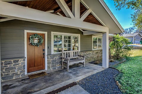 Lakefront Family Home for 12 w Picturesque Views & Patio House in Granite Shoals