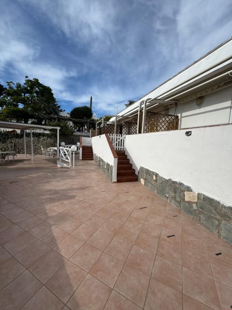 Property building, Patio, Balcony/Terrace