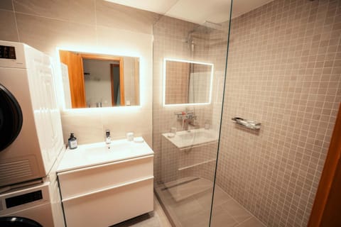 Shower, Bathroom, towels