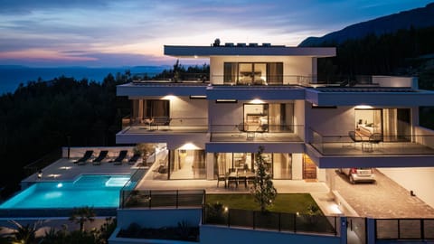 Property building, Balcony/Terrace, Pool view, Swimming pool, sunbed