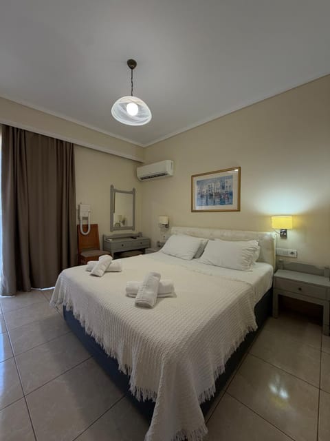 Bed, Photo of the whole room, Bedroom, towels, air conditioner