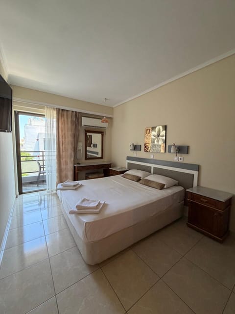 Bed, TV and multimedia, Photo of the whole room, Bedroom, towels