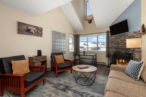 Winter, TV and multimedia, View (from property/room), Living room, Seating area, Mountain view, fireplace, furniture
