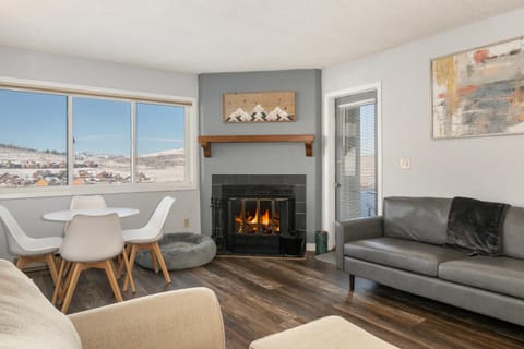 View (from property/room), Living room, Seating area, Dining area, Mountain view, fireplace, furniture