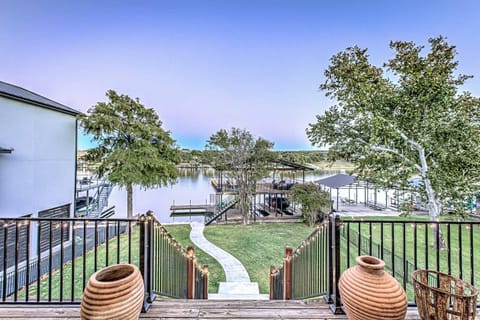 Immaculate Waterfront Family Home for 16 w Private Dock House in Kingsland