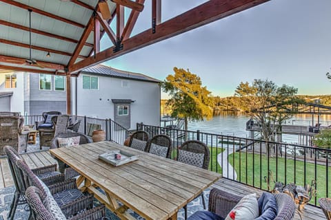 Immaculate Waterfront Family Home for 16 w Private Dock House in Kingsland