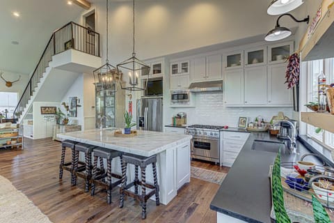 Immaculate Waterfront Family Home for 16 w Private Dock House in Kingsland