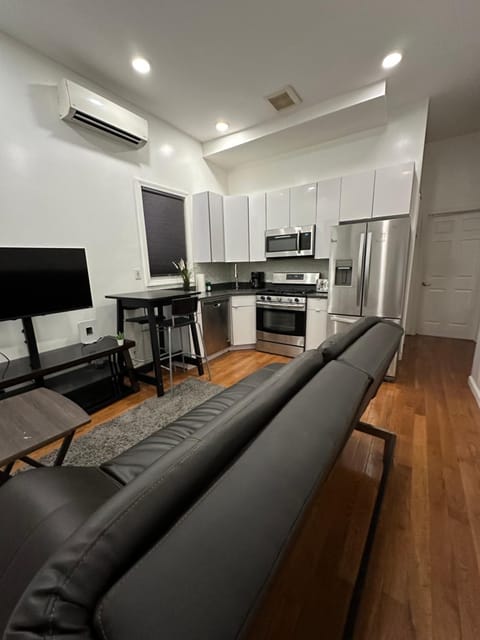 Communal lounge/ TV room, TV and multimedia, Kitchen or kitchenette, Living room, Seating area, Dining area, Evening entertainment, oven, stove, air conditioner