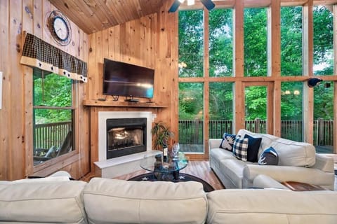 Knotty Nice by Avada Properties House in Pigeon Forge