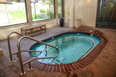 Mammoth Ski & Racquet with Shared Hot Tub & Pool House in Mammoth Lakes