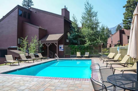Mammoth Ski & Racquet with Shared Hot Tub & Pool House in Mammoth Lakes