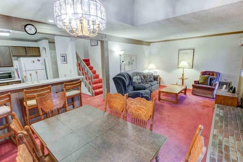 Mammoth Ski & Racquet with Shared Hot Tub & Pool House in Mammoth Lakes