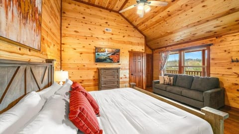 Luxe Memory Maker View Indoor Pool Games Sleeps 20 House in Sevierville