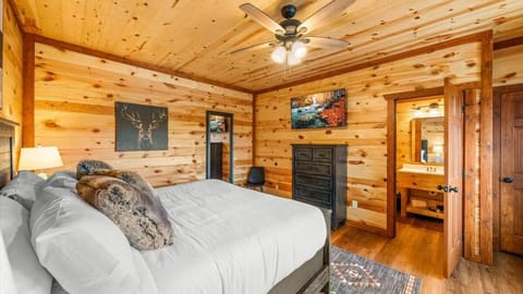 Luxe Memory Maker View Indoor Pool Games Sleeps 20 House in Sevierville