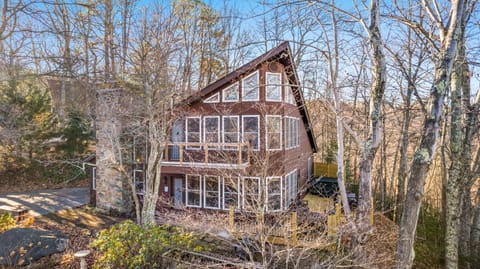 Honey Bear Treehouse by Avada Properties House in Gatlinburg