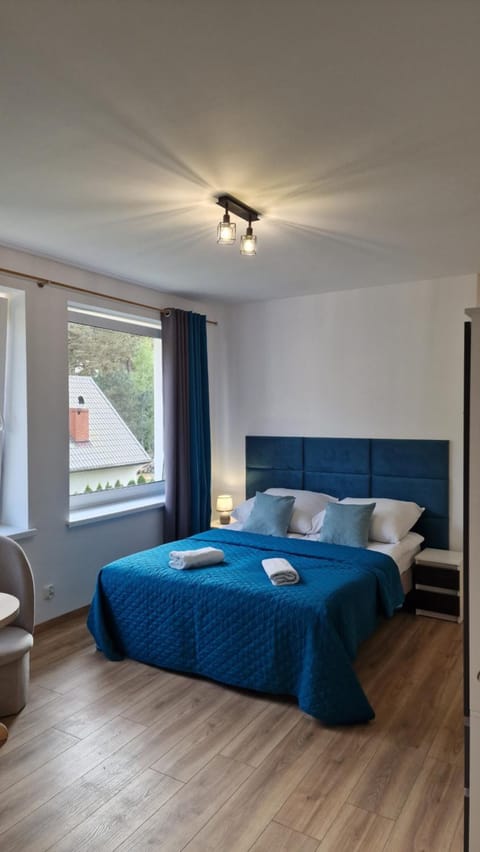 Bed, TV and multimedia, Bedroom