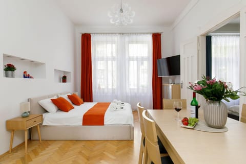 Bed, TV and multimedia, Photo of the whole room, Dining area, Bedroom, fireplace