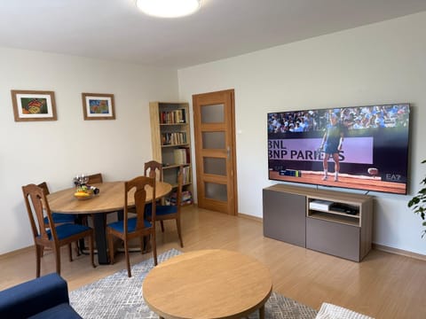 Communal lounge/ TV room, TV and multimedia, Living room, Seating area, Dining area, Evening entertainment