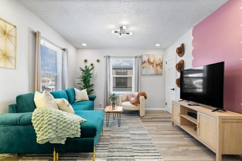 TV and multimedia, Living room, Seating area, Evening entertainment