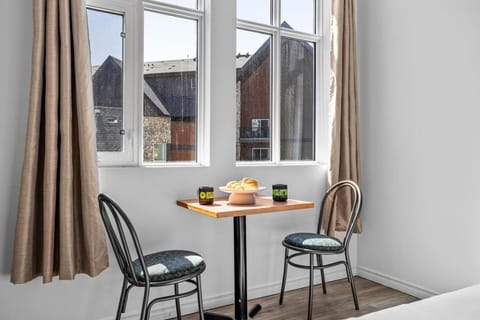 Seating area, Dining area