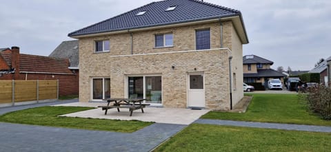 Property building, Garden, Balcony/Terrace, Parking