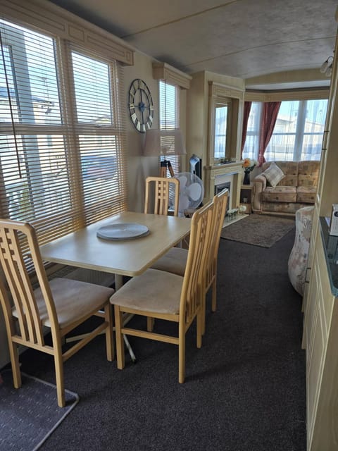 Golden Palm Resort Apartment in Chapel St Leonards