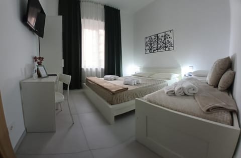 Bed, TV and multimedia, Photo of the whole room, Bedroom, towels