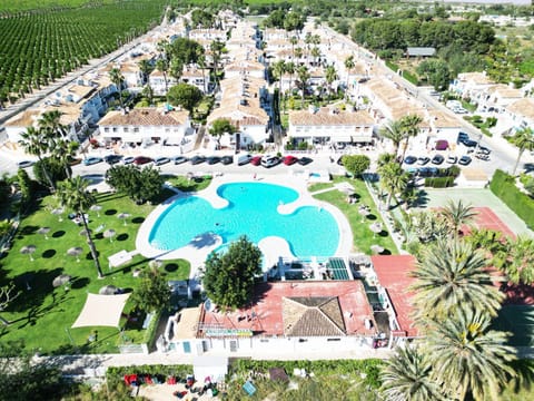Property building, Garden, Pool view, Street view, Swimming pool, Location